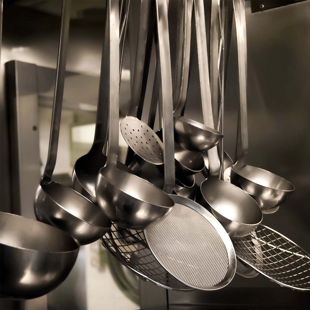 selezione di mestoli e cucchiai da usare in cucina